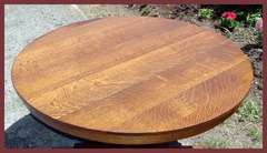 View of the excellent quarter-sawn oak top with very good ray flake or tiger stripe grain. 